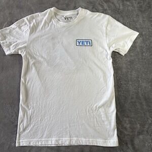 YETY Mens White T Shirt Mountain Badge Print Short Sleeve Size Small